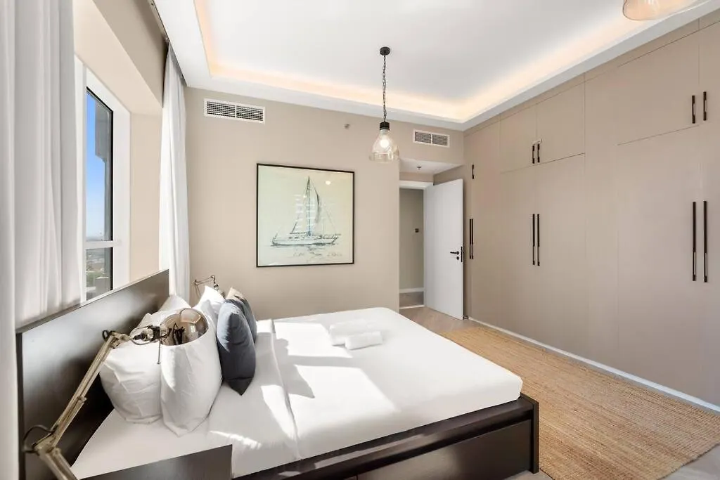 Vibrant 2Br Escape With Pool & Gym Apartment Dubai