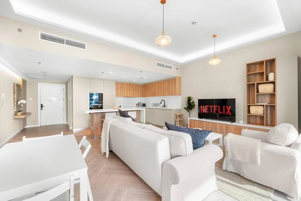 Vibrant 2Br Escape With Pool & Gym Apartment Dubai